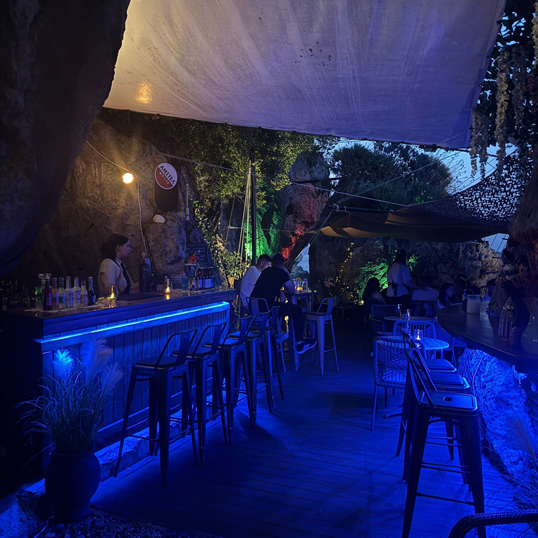 Tolle Location, tolle Bars mit Beleuchtung