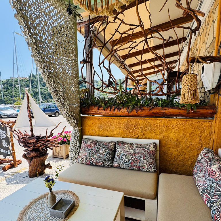 Beachbar mit gemütlichen Sitzmöglichkeiten