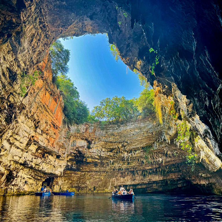 ein Boot in einer Höhle