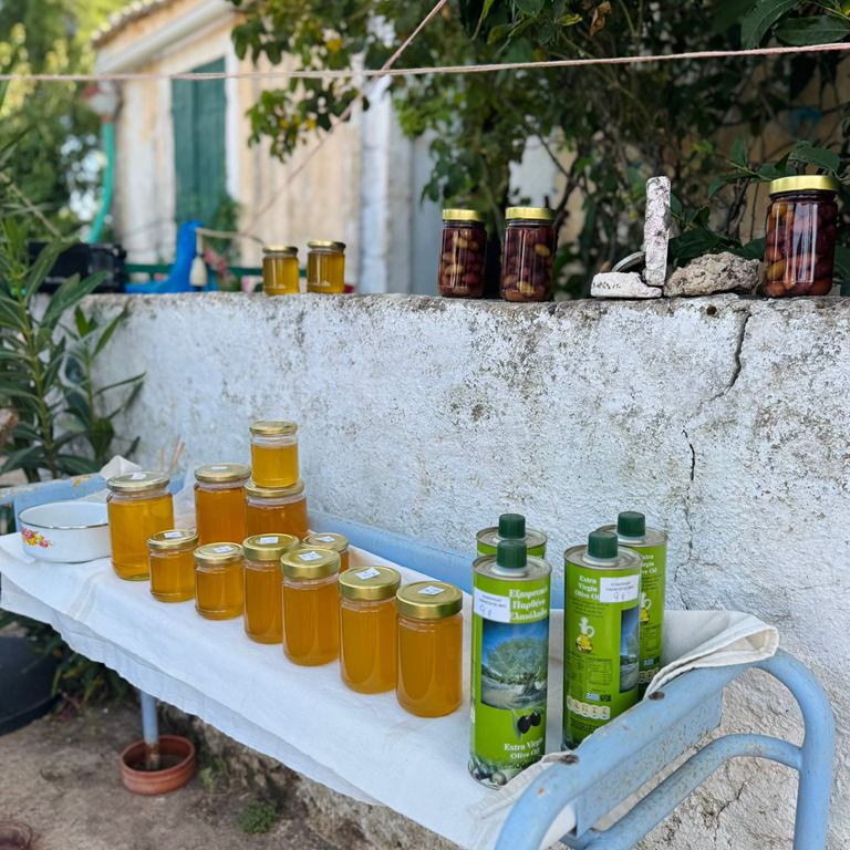 eine Reihe von Gläsern mit Olivenöl auf einem Tisch