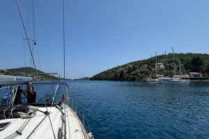 Segelboot in wunderschöner Natur
