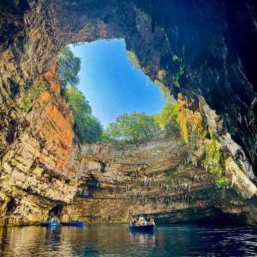 ein Boot in einer Höhle
